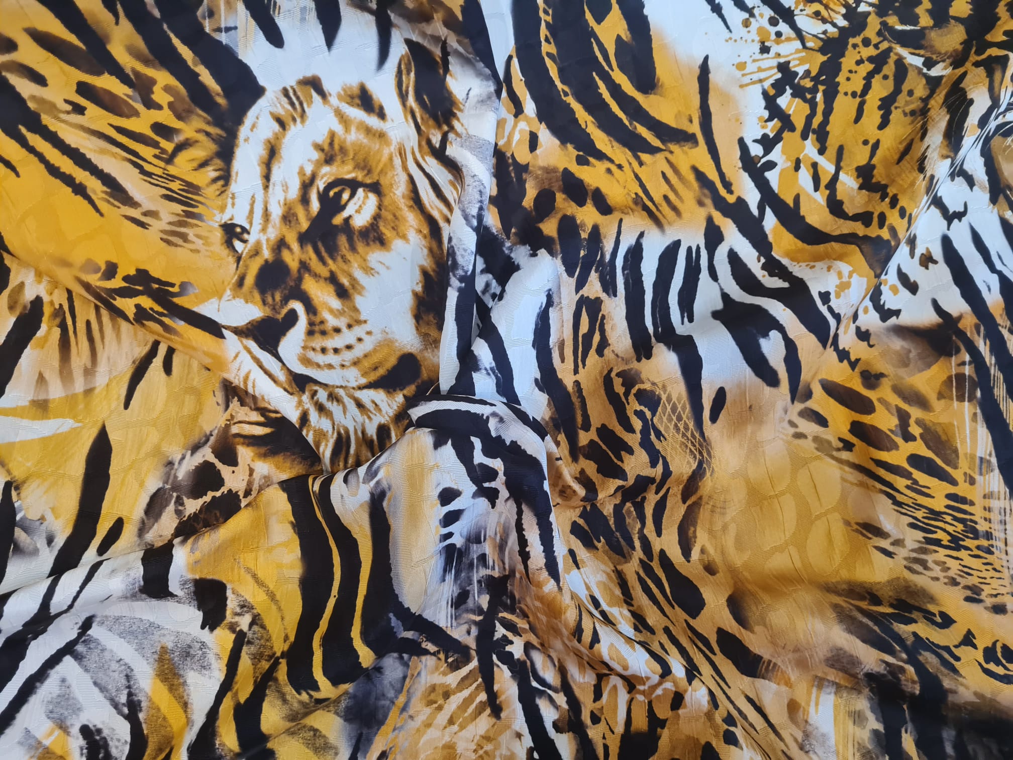 Milan Fashion Week Silk fabric devore with animals embossed prints.Very  rare Tiger,lion,zebra print 3d effect silk ⋆ Gucci Silk Twill
